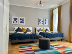 Very Spacious Apartment with a Wintergarden and Terrace, 1 Minute to Tram Station
